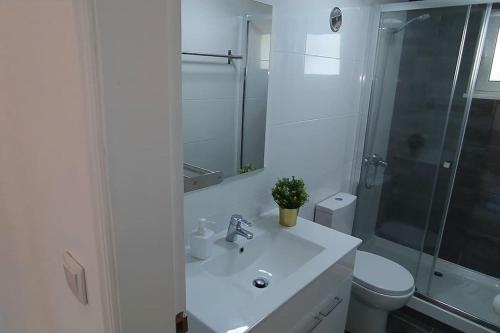 Lisbon, 2 Bedrooms, Metro & Airport, AC & WiFi