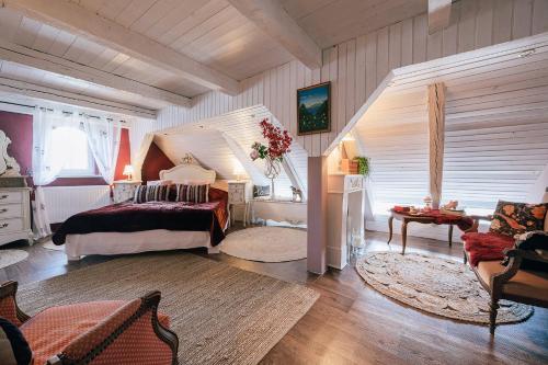 a bedroom with a bed and a couch in a room at Idyllischer Bauernhof mit viel Charme in Arnsdorf