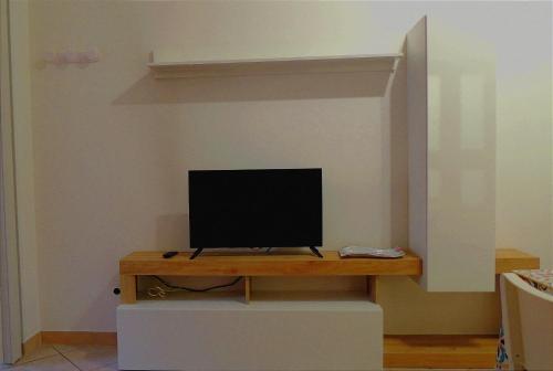 シラクーサにあるCasa Bacchilideの部屋のテーブルの上に置かれたテレビ