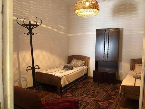 een slaapkamer met een bed en een lamp in een kamer bij ქირავდება დღიურად in Tbilisi City