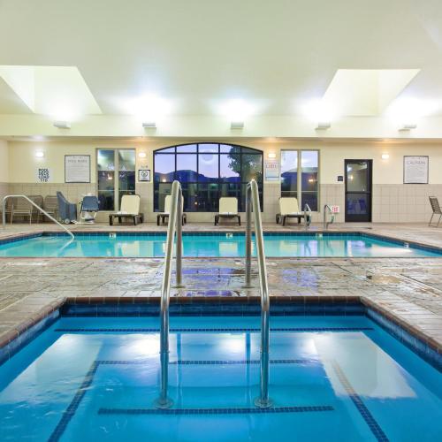 Bazén v ubytování Staybridge Suites Fairfield Napa Valley Area by IHG nebo v jeho okolí
