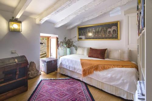 een slaapkamer met een bed en een schilderij aan de muur bij Ca Na Mon in Ses Salines