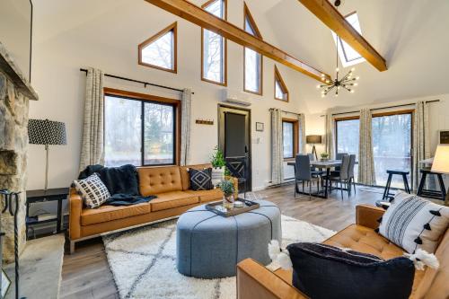Φωτογραφία από το άλμπουμ του Poconos Chalet with Lake and Pool Access! σε Tobyhanna