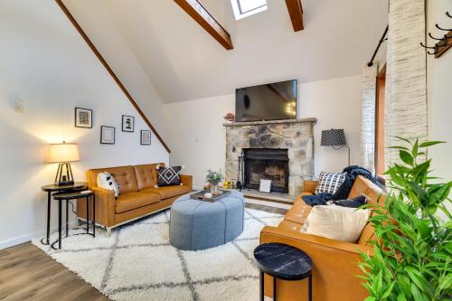 Φωτογραφία από το άλμπουμ του Poconos Chalet with Lake and Pool Access! σε Tobyhanna