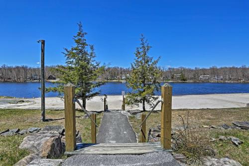 Φωτογραφία από το άλμπουμ του Poconos Chalet with Lake and Pool Access! σε Tobyhanna