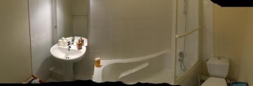 y baño con lavabo y ducha junto a un aseo. en La Lézardière en Épeigné-les-Bois