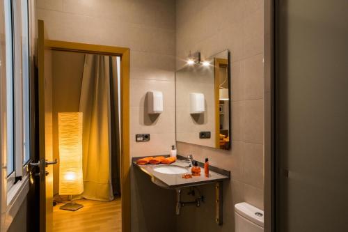 y baño con lavabo y espejo. en Born Barcelona Hostel, en Barcelona