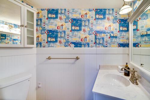 baño con lavabo y cortina de ducha en Lake Francis Lily Pad - Home with Hot Tub and Dock!, en Lake Placid