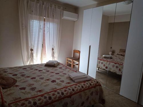 - une chambre avec un lit et une fenêtre dans l'établissement Casa Casello alloggio vacanze, à Trappeto