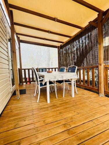 Zdjęcie z galerii obiektu Mobil home 8 personnes camping L'Elysée Vagues Océanes w mieście Le Grau-du-Roi