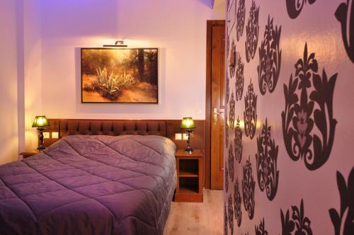 Una cama o camas en una habitación de Anesis Hotel