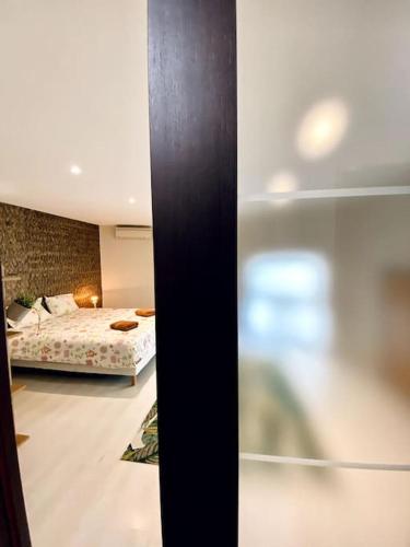 - une vue sur une chambre avec un lit dans l'établissement *Victoria Plaza* Loft au cœur de Vichy, à Vichy