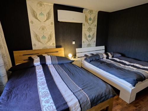 two beds sitting next to each other in a room at Ferienwohnung Grüner Flamingo in Freisen