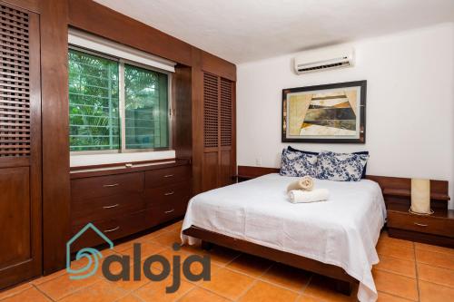 1 dormitorio con cama y ventana en Apartamento amplio en zona ideal a 5min de WALLMART en Cancún