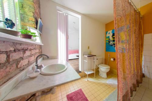 une salle de bains avec lavabo et toilettes dans l'établissement Casa em meio a natureza - Ideal para casal, à Rio de Janeiro
