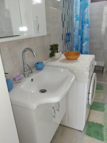 un lavandino bianco in bagno con doccia di Flat Close to Sea with Balcony in Seferihisar a Smirne