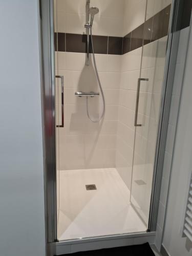 eine Dusche im Bad mit Glastür in der Unterkunft Saumur centre : appartement entièrement rénové. in Saumur