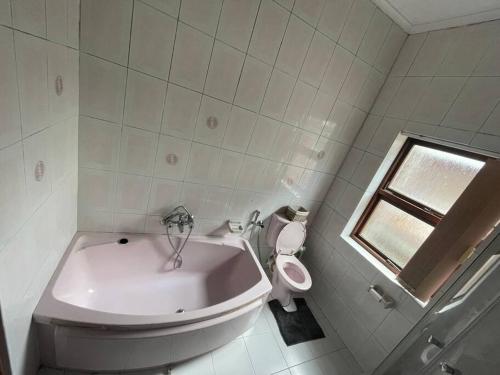 A bathroom at Spacious 4Br Home In Bo Kaap