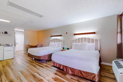 ein Hotelzimmer mit 2 Betten und einer Küche in der Unterkunft Baneberry Inn 3 in White Pine