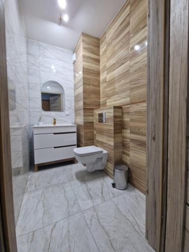 uma casa de banho com um WC e um lavatório em Oasis em Gdansk