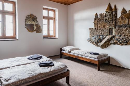 Postel nebo postele na pokoji v ubytování Penzion hrad Doubravka