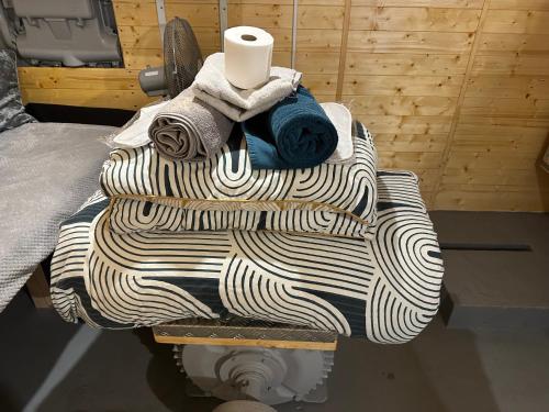 stół z ręcznikami i rolką papieru toaletowego w obiekcie The old water pumping station quirky underground hobbit house w mieście Penzance