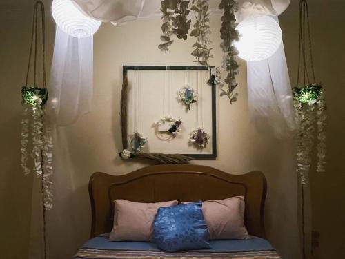 um quarto com um espelho e uma cama com almofadas em Flowered private room no Cairo