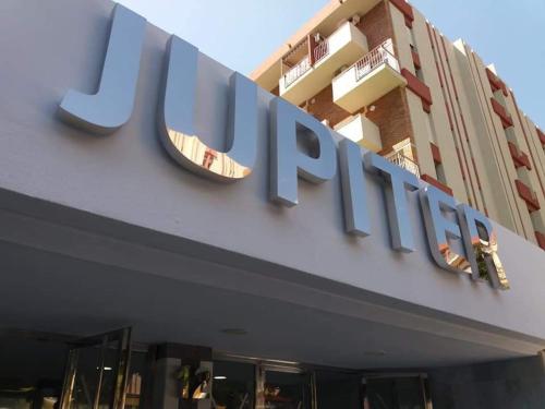 duży niebieski znak na przedniej części budynku w obiekcie Jupiter Dream - Breath Taking Design, Sea views and Facilities w mieście Benalmádena