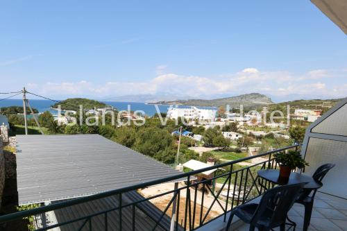 een balkon van een huis met uitzicht op de oceaan bij Islands View Hotel in Ksamil