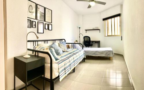 sypialnia z łóżkiem i stołem w obiekcie Apartamento Anea w Murcji
