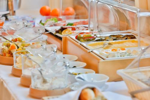 a buffet line with many different types of food at Mayers Waldhorn - zwischen Reutlingen und Tübingen in Tübingen
