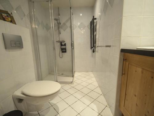 uma casa de banho branca com um chuveiro e um WC. em Appartement Saint-Martin-de-Belleville, 4 pièces, 6 personnes - FR-1-452-194 em Saint-Martin-de-Belleville