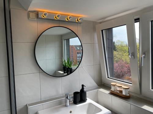 Bilik mandi di BOSTEL 1 - Modernes Dachgeschoss-Studio in Duisburg Meiderich, 4,7 km Hbf, U-Bahn 250m, Flughafen Düsseldorf 28 km, Landschaftspark 2,9 km