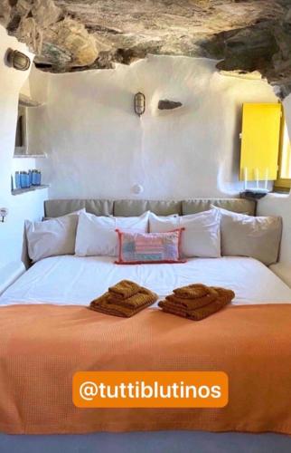 a bedroom with a bed with towels on it at Tutti Blu Tinos Living Space in Mési