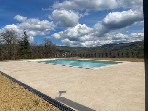 basen na środku pola w obiekcie Agriturismo Il Casone w mieście San Benedetto Val di Sambro