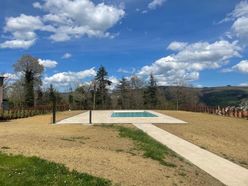 basen na środku pola w obiekcie Agriturismo Il Casone w mieście San Benedetto Val di Sambro