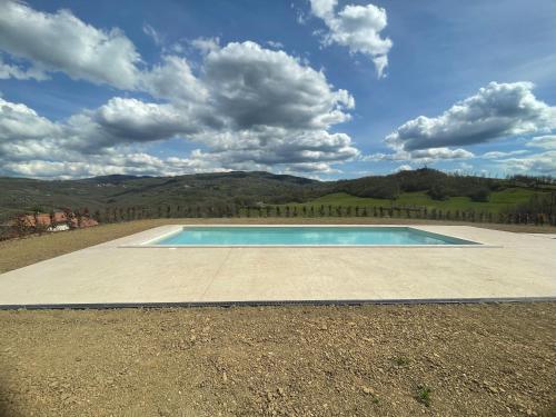una piscina in mezzo a un campo di Agriturismo Il Casone a San Benedetto Val di Sambro