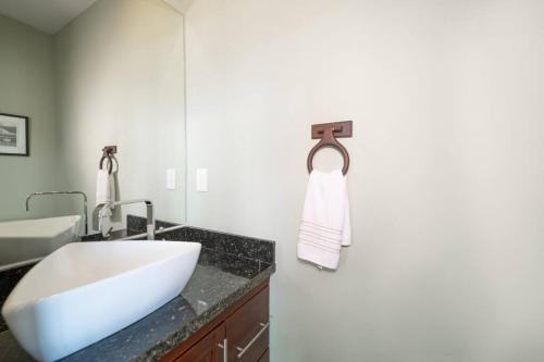 y baño con lavabo blanco y espejo. en Casa Sol w/ Ocean View & Pool, en Paquita