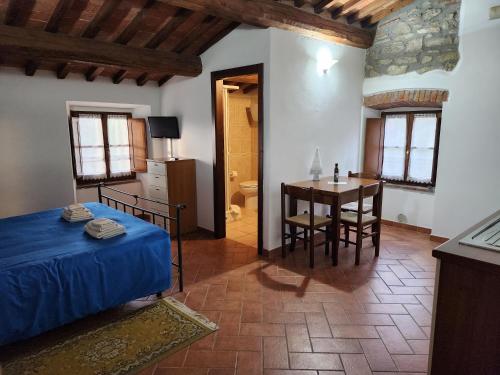 1 dormitorio con 1 cama y 1 mesa en una habitación en Casa Fiore, en Passignano sul Trasimeno