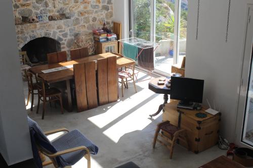 ein Wohnzimmer mit einem Tisch und einem Kamin in der Unterkunft The Village House in Kerames