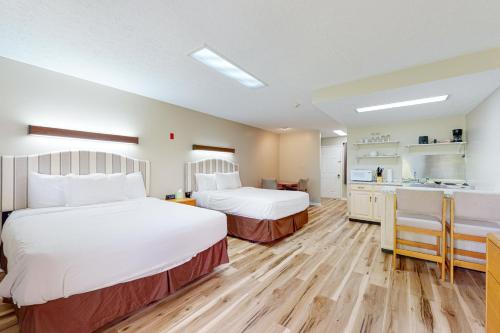 um quarto de hotel com duas camas e uma cozinha em Baneberry Inn 10 em White Pine