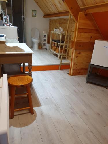 eine Küche mit einem Tisch und einem WC in einem Zimmer in der Unterkunft Le relais du phare in Gatteville-le-Phare