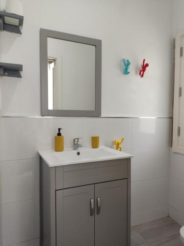 a bathroom with a sink and a mirror at Pleno Casco Vello, Céntrico, Reformado 2023 in Vigo