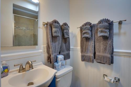 uma casa de banho com um lavatório, um WC e um espelho. em Catalina Island Duplex - Steps to Beach and Pier! em Avalon