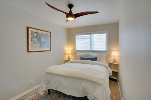 um quarto com uma cama e uma ventoinha de tecto em Catalina Island Duplex - Steps to Beach and Pier! em Avalon