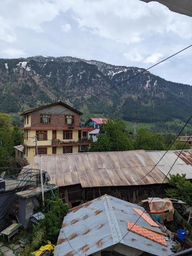Photo de la galerie de l'établissement Krishna Guesthouse by AttiC Monkey, Old manali next to Drifters cafe, à Manali