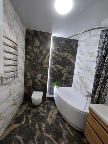 Koupelna v ubytování Сучасні апартаменти Палац Спорту