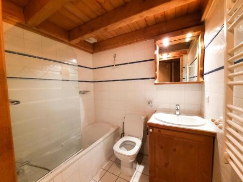 y baño con aseo, lavabo y ducha. en Appartement Saint-Martin-de-Belleville-Les Menuires, 4 pièces, 6 personnes - FR-1-452-315, en Praranger