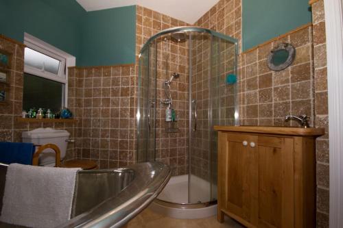 Ένα μπάνιο στο Spacious 4-Bed House in Lynton