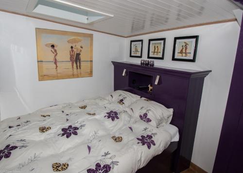 Een bed of bedden in een kamer bij Historic boat Langenort